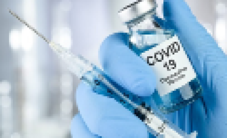 Foto: Câmara dos Deputados Vacina contra Covid-19 e uma seringa na mão de um médico