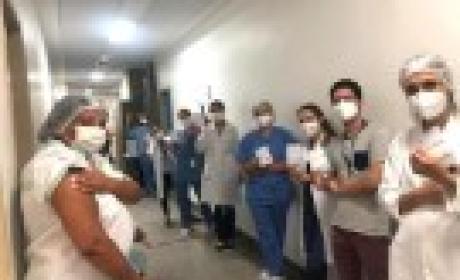 Imagem: IFF Profissionais de saúde esperando para se vacinarem