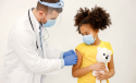 Imagem: IFF Médico aplicando vacina em uma menina