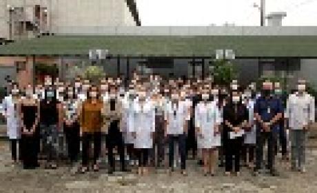 Foto: Assessoria de comunicação do INI Profissionais do INI reunidos na entrada do instituto