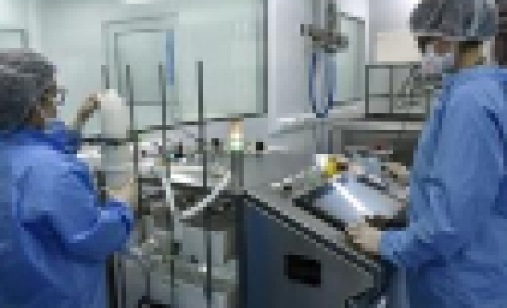 Foto: Bio-Manguinhos Farmacêutico trabalhando na produção de vacinas