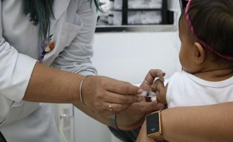 Foto: Agência Brasil Bebê tomando vacina