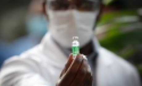 Foto: Peter Iliciev Médico segurando a ampola de uma vacina