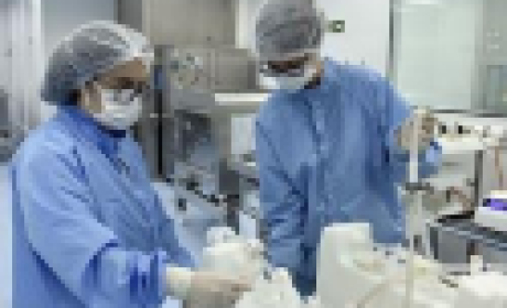 Foto: Bio-Manguinhos Farmacêuticos trabalhando