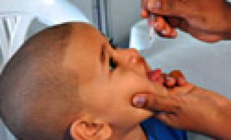 vacinação é uma das medidas mais importantes de prevenção contra doenças (Foto: Biomanguinhos) Criança tomando vacina