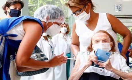 Foto: Icict/Fiocruz Idosa sendo vacinada