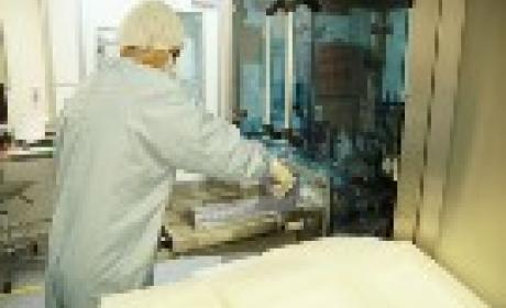 Serão processadas cerca de 400 mil doses de pré-validação para garantir que o processo esteja adequado para a produção da vacina (Foto: Bio-Manguinhos) Farmacêutico trabalhando