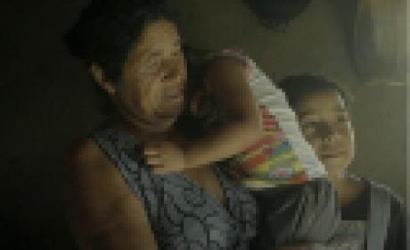 Imagem: divulgação Avó com bebê no colo e um menino em pé ao lado
