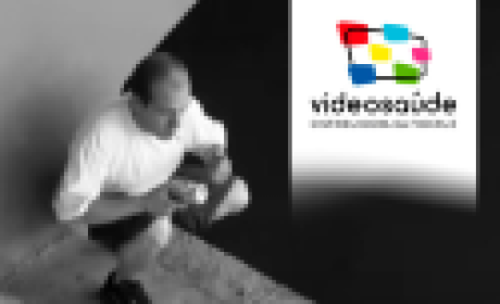 Imagem: VideoSaúde/Icict Homem agachado fumando crack