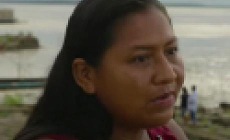 Frame de mulher indígena em primeiro plano