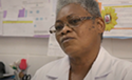 Rosto de uma mulher negra no plano americano 