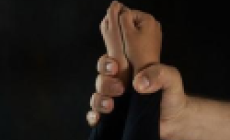 Imagem: EPSJV Mão de um adulto apertando as duas mãos de uma criança