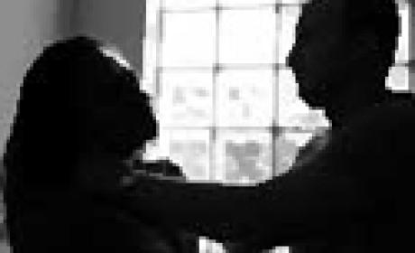 Imagem: Ensp Homem segurando a mulher pelo pescoço