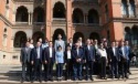 Delegação da Academia Chinesa de Ciências em frente ao castelo Fiocruz 
