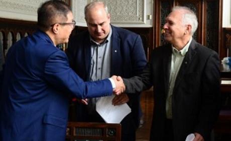 Foto: Peter Ilicciev Marco Krieger apertando a mão de Leon Wang