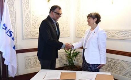Mário Moreira apertando a mão da ministra da saúde do Chile, Ximena Aguilera