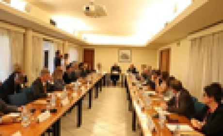 Foto: Peter Iliciev Participantes da reunião sentados ao redor de uma mesa