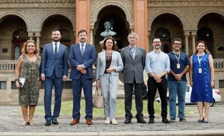 Oito participantes do encontro posam para fotografia em frente ao Castelo Fiocruz