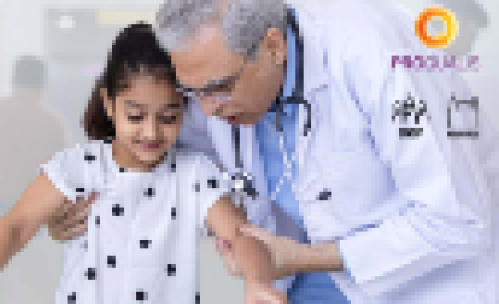 Imagem: Proqualis Médico ajudando uma menina a andar com apoio de um suporte