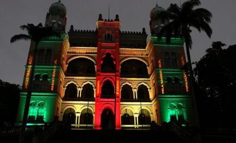 Castelo Morisco da Fiocruz iluminado em vários cores