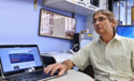 Wim Degrave ressalta que os resultados do projeto serão divulgados em uma plataforma aberta e poderão ser acessados por cientistas de todo o mundo. Foto: Gutemberg Brito Imagem de homem mostrando um computador de mesa