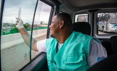 Foto: WMP Brasil Homem soltando mosquitos com wolbachia na rua de Niterói