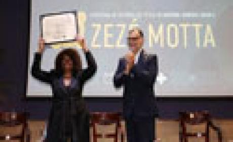 A atriz Zezé Motta ao receber o título do presidente da Fiocruz, Mario Moreira