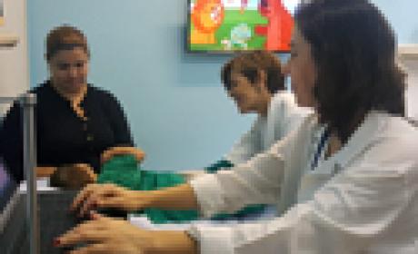 Foto: IFF Médicas tratando bebê na frente da mãe