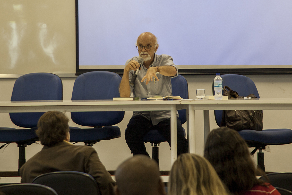 Professor Marcus Vinicius apresentando alguns trechos do livro