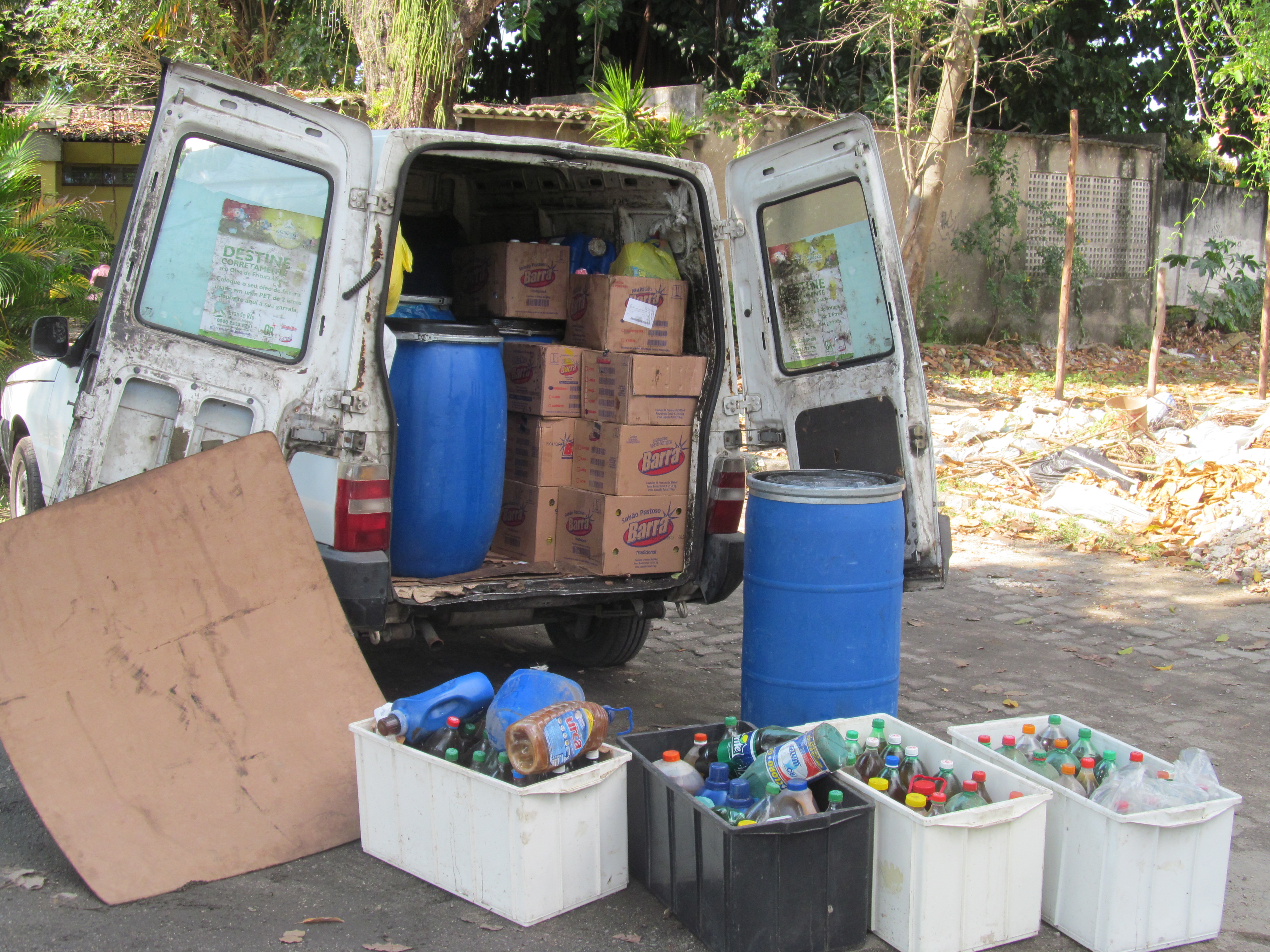 Carro da empresa de material de limpeza recolhendo o material