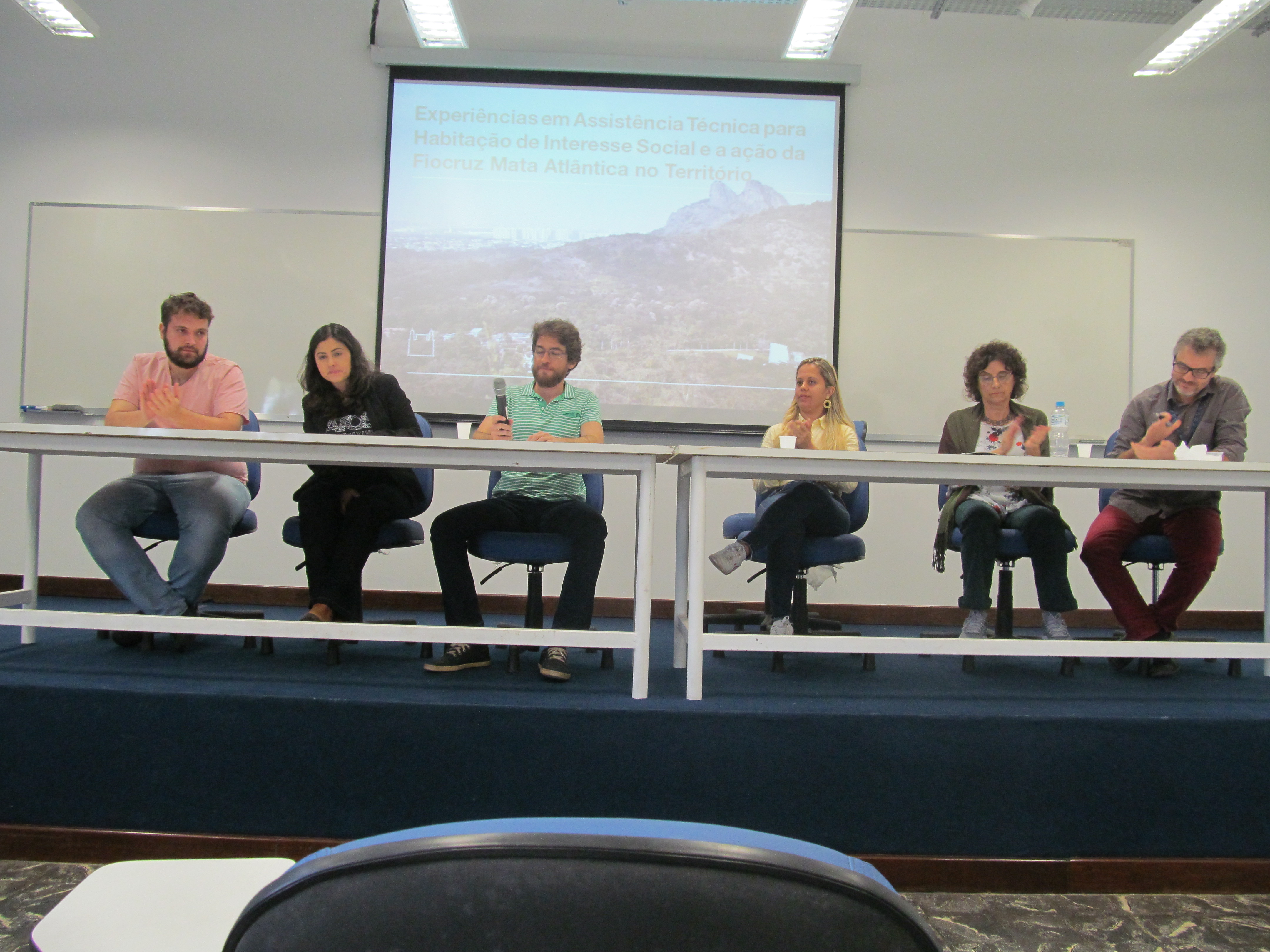 Mesa com os debatedores do seminário