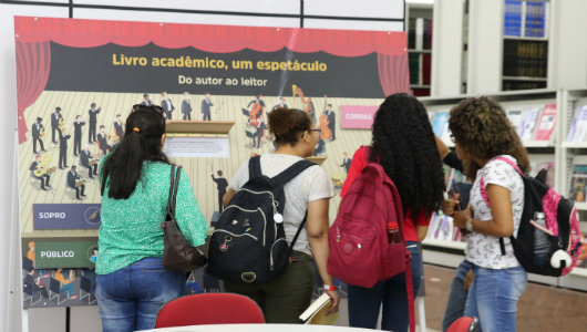 Alunos de Biblioteconomia e Documentação da UFBa visitaram a exposição