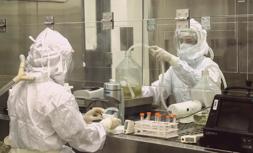 Técnicos de produção em manipulação de processos assépticos em um módulo de fluxo unidirecional no CPAB com classificação de grau de limpeza B (uniforme utilizado até 2017)  Complexo Tecnológico de Vacinas - CTV, Bio-Manguinhos 