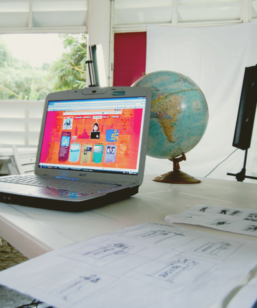 Notebook em mesa de trabalho de escritório
