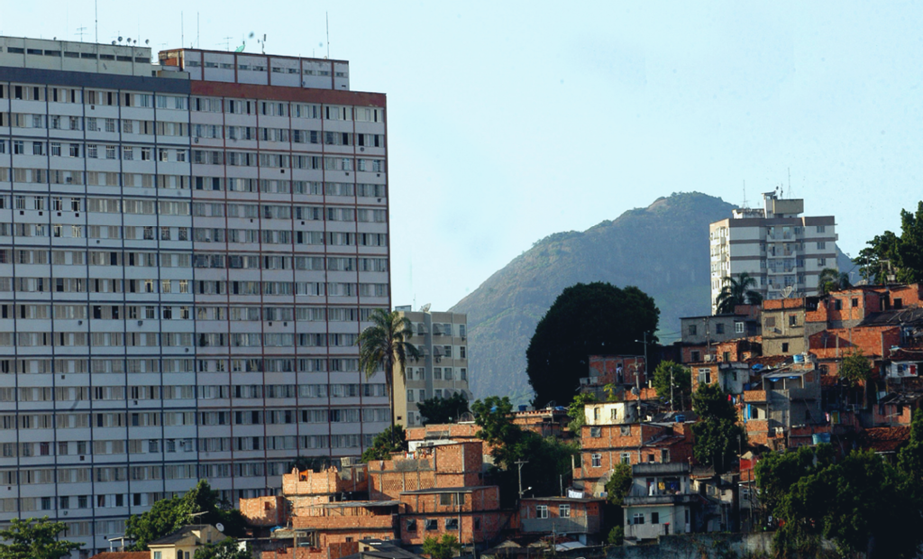 Comunidade carente em confronto com outras construções